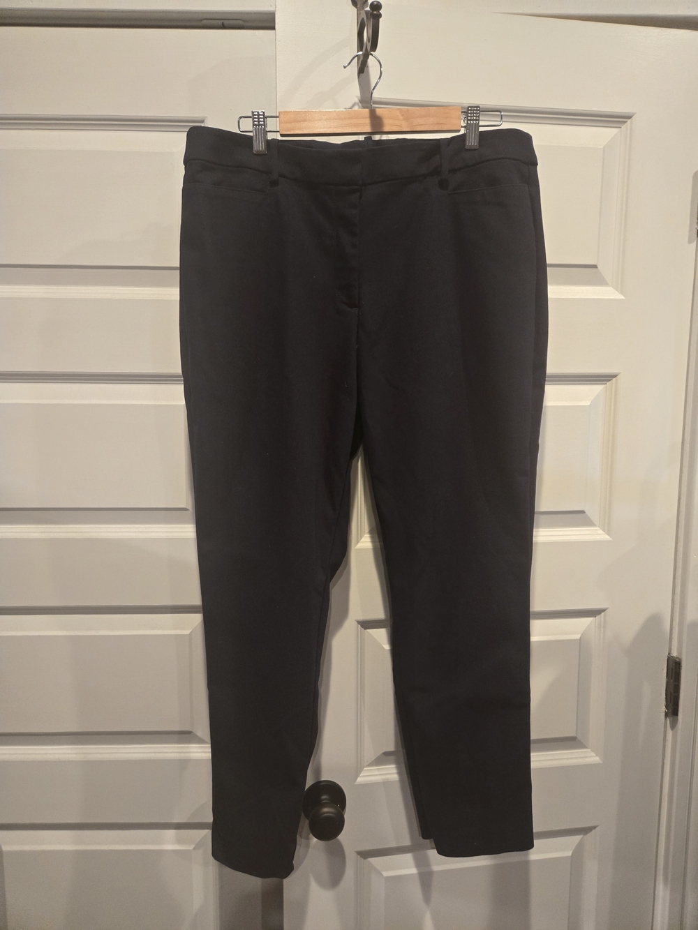 LOFT Women's Straight Leg Pants in Black